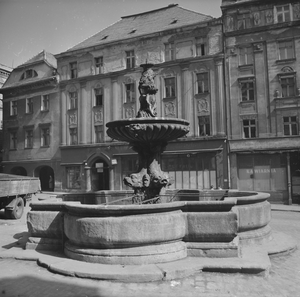 Barokowa fontanna / studnia miejska. W tle bogato zdobiona elewacja kamienicy., skan 1