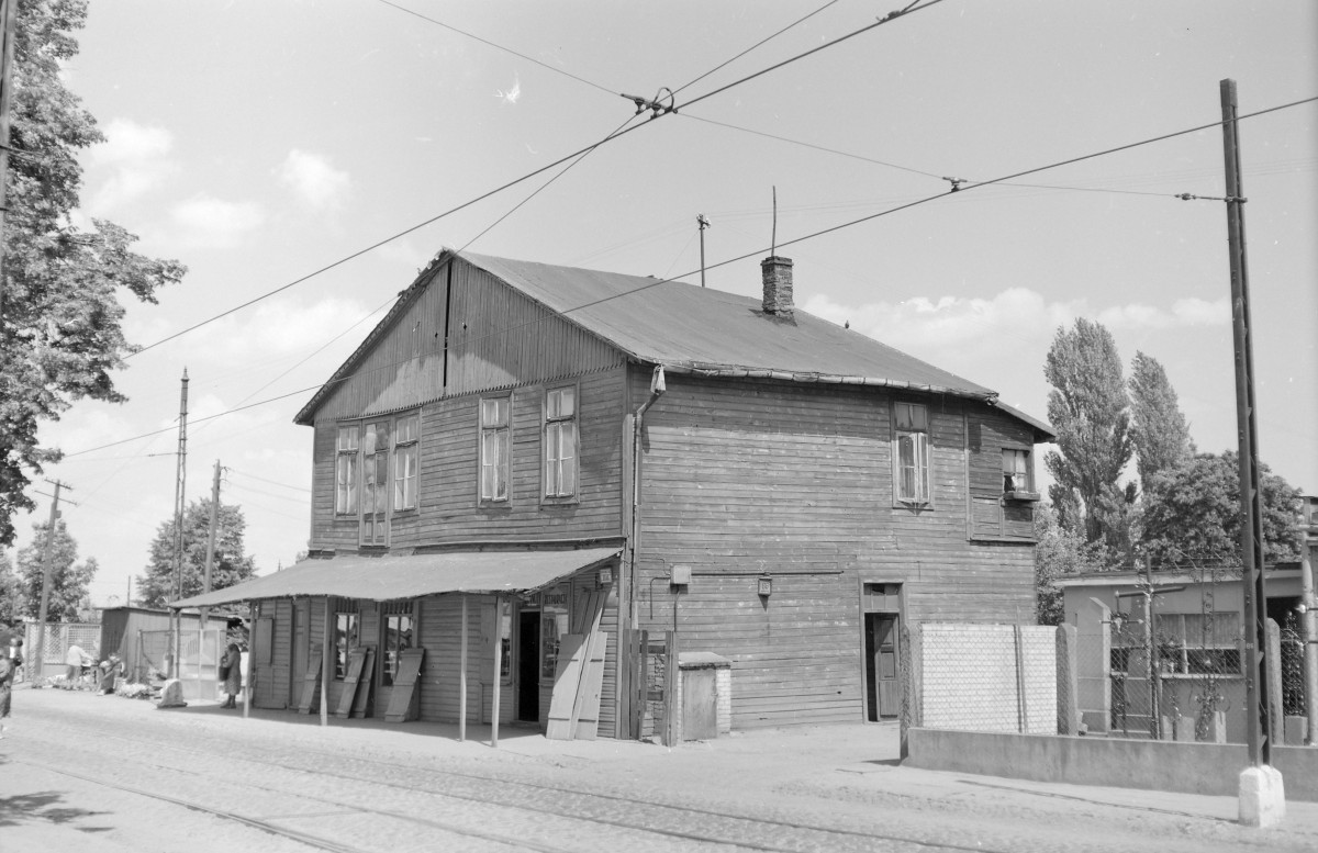 drewniany budynek - Resteuracja pod Trupkiem - elewacja frontowa, skan 1