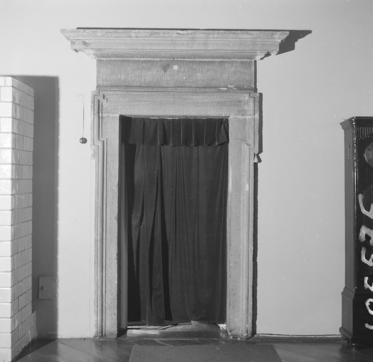 pałac Biskupów Krakowskich - Pierwszy Pokój Prałatów /I p./ - portal w przejściu z pokoi do pokoi senatorskich, skan 1