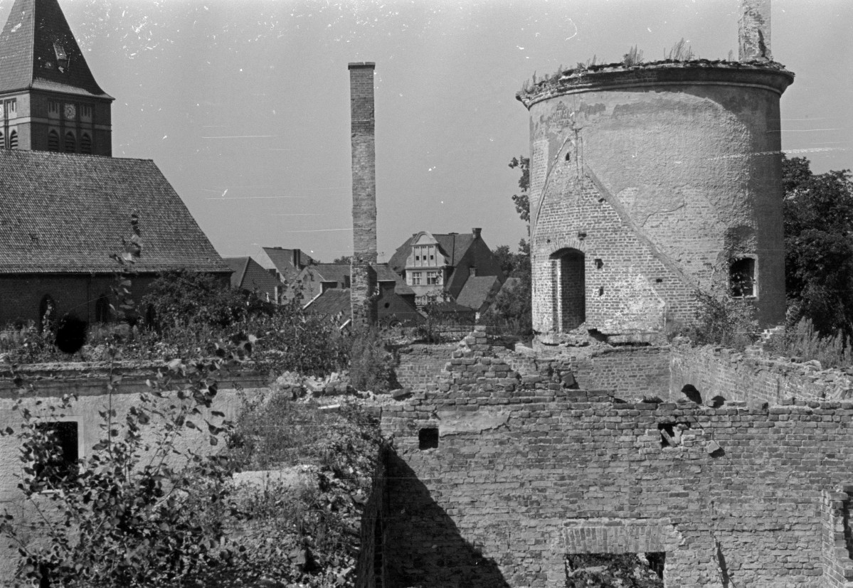 zamek - fragment murów z basztą , skan 1