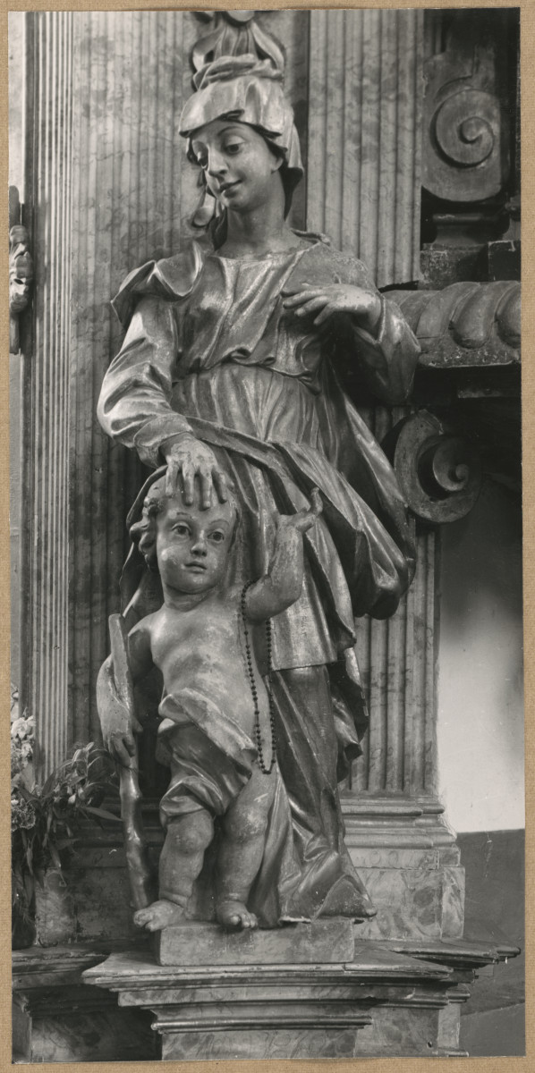 Kościół parafialny - wnętrze, widok figury z ołtarza bocznego, skan 1