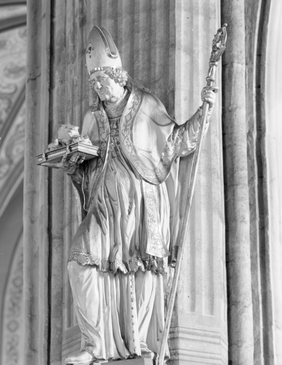 katedra św. Stanisława i św. Wacława - wnętrze, figura św. nawa główna, skan 1