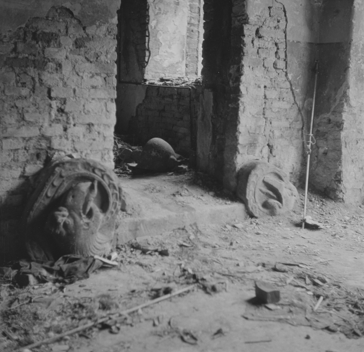 Fragment dekoracji rzeźbiarskiej w bramie budynku., skan 1
