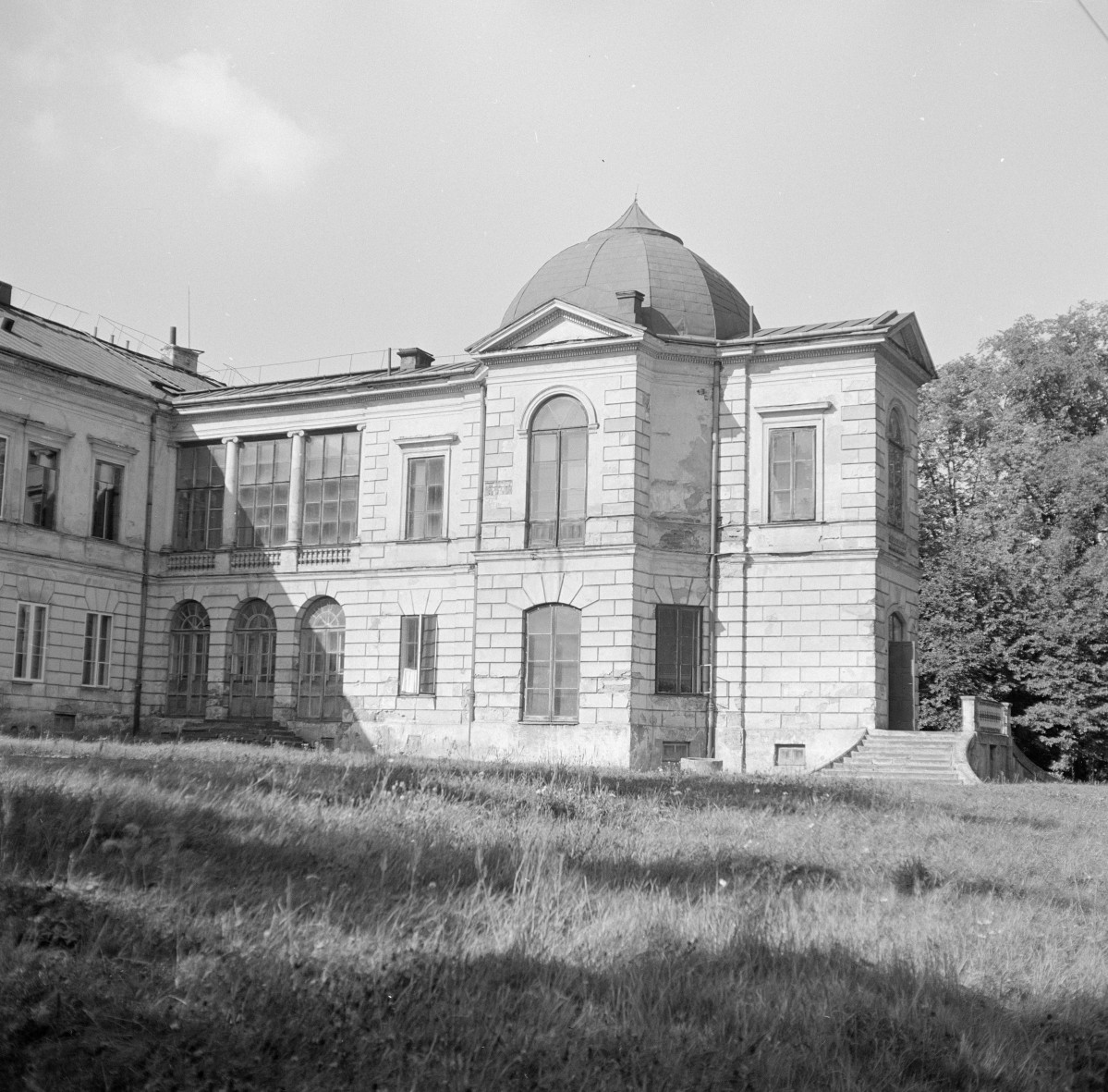 pałac prymasowski - skrzydło pałacu, elewacja, skan 1