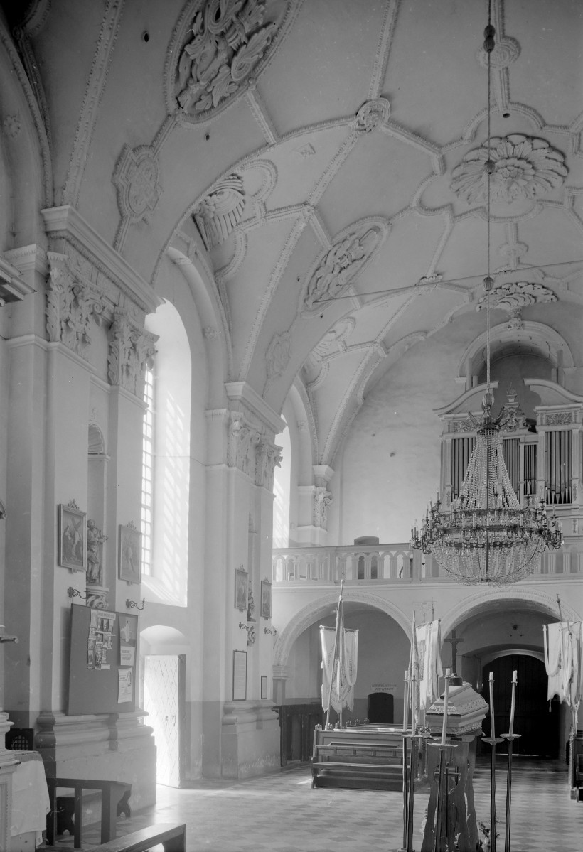 Kościół Wniebowzięcia Najświętszej Maryi Panny - wnętrze: nawa główna z widokiem na emporę z prospektem organowym, po prawej stronie ambona. Sklepienie , skan 1
