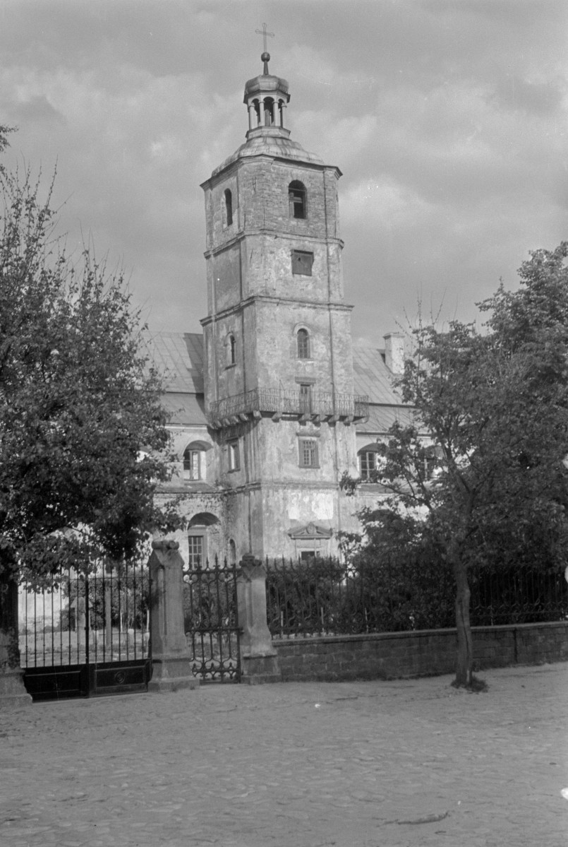 klasztor cystersów - wieża oraz ogrodzenie., skan 1