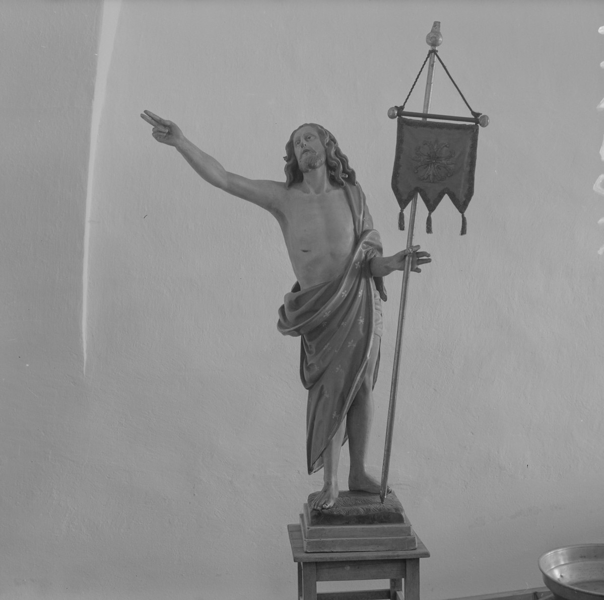 klasztor ss. Mniszek Benedyktynek - zbiory - rzeźba Chrystusa z XVIII wieku, skan 1