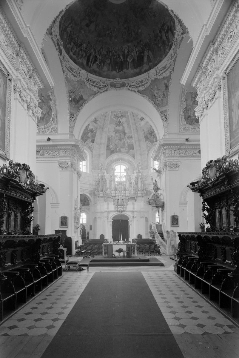 Kościół pw. NMP i św. Mikołaja - empora z prospektem organowym, po prawej stronie ambona., skan 1