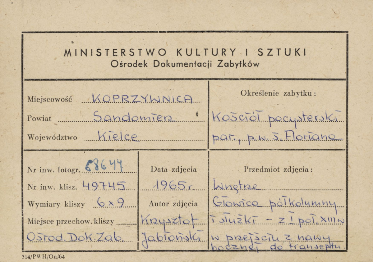 Zespół klasztorny - kościół, wnętrze , głowica półkolumny i służki w przejściu z nawy bocznej do transeptu - metryczka, skan 1