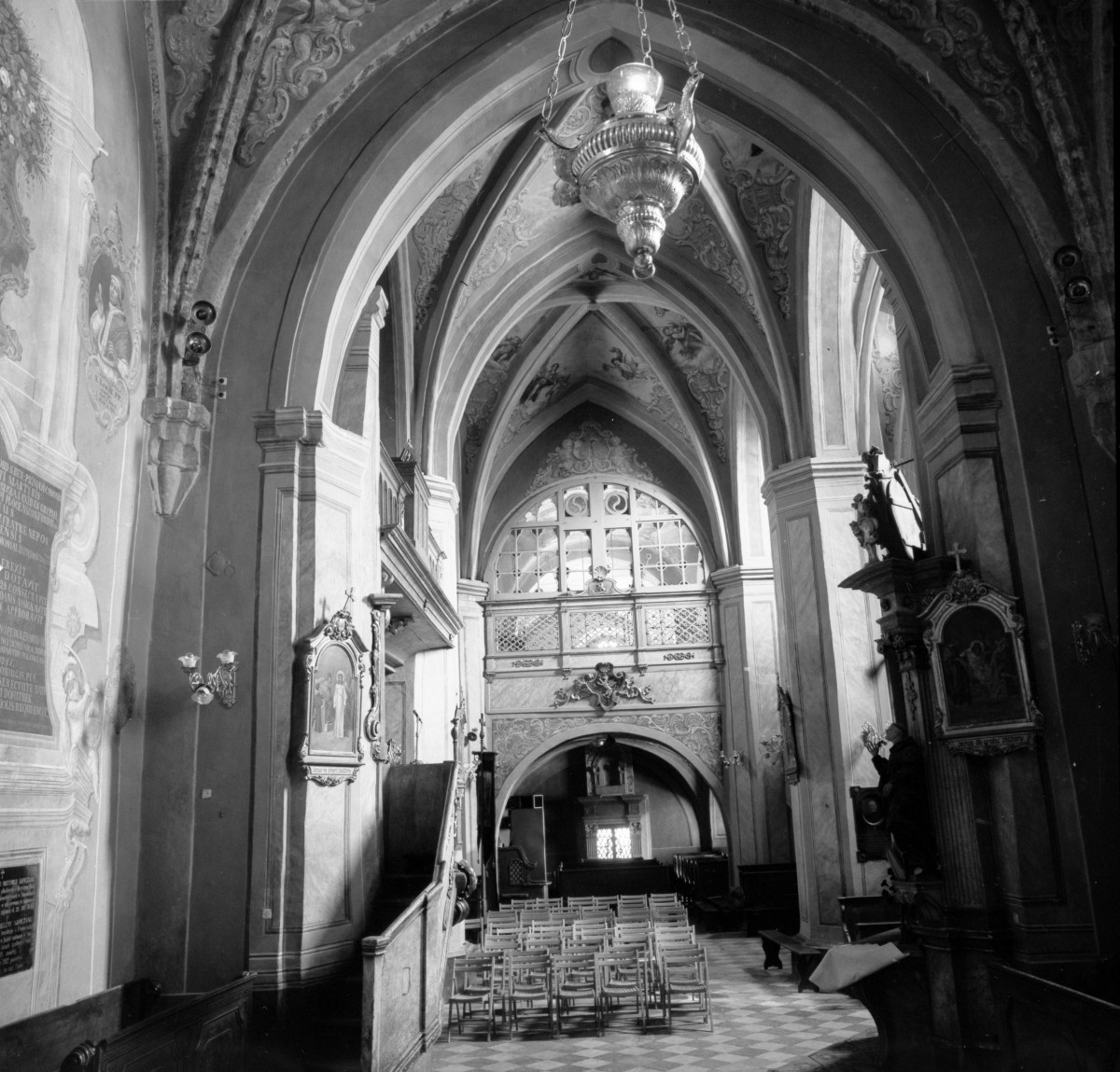 klasztor ss. Mniszek Benedyktynek - kościół pw. Najświętszej Maryi Panny i św. Wojciecha - wnętrze - nawa boczna - chór zakonny, skan 1