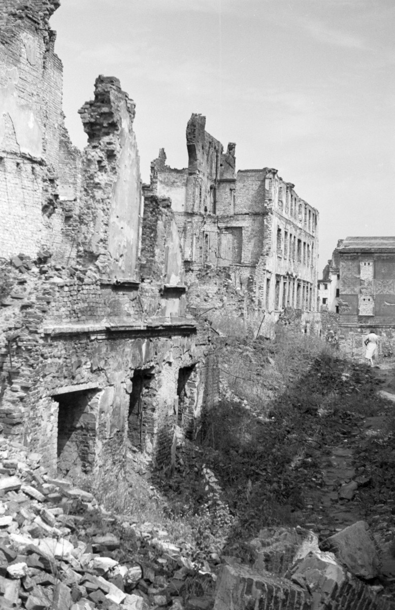 Zrujnowana zabudowa miejska. Zniszczone kamienice., skan 1