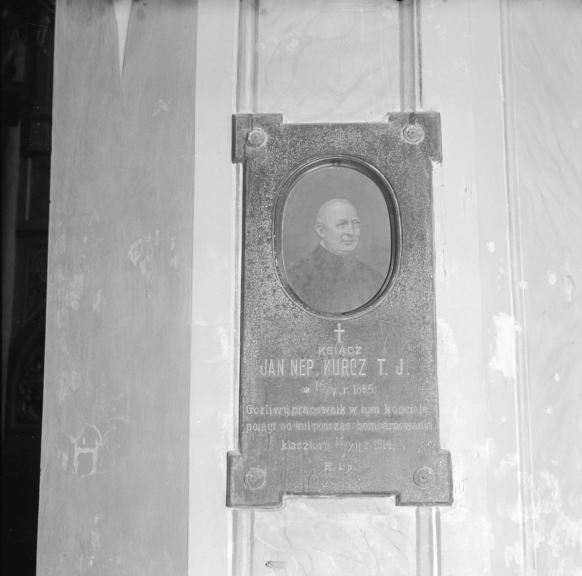 zespół klasztorny ss. Benedyktynek, kościół - epitafium ks. J.N. Kurcza, zabitego w 1914 r., skan 1