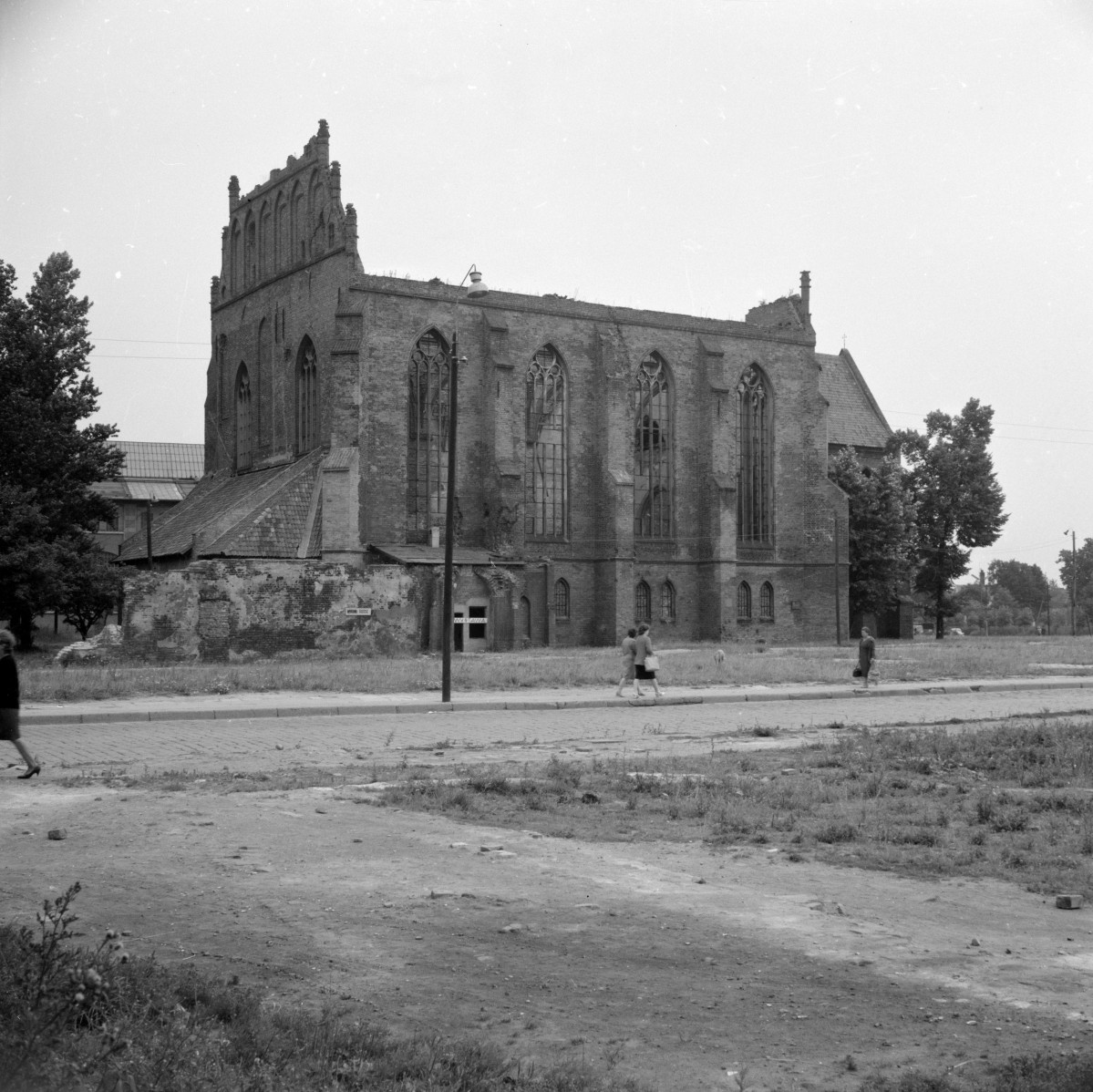 zespół klasztorny dominikanów, kościół pw. Najświętszej Marii Panny, obecnie galeria sztuki EL - elewacja południowa i zachodnia, skan 1