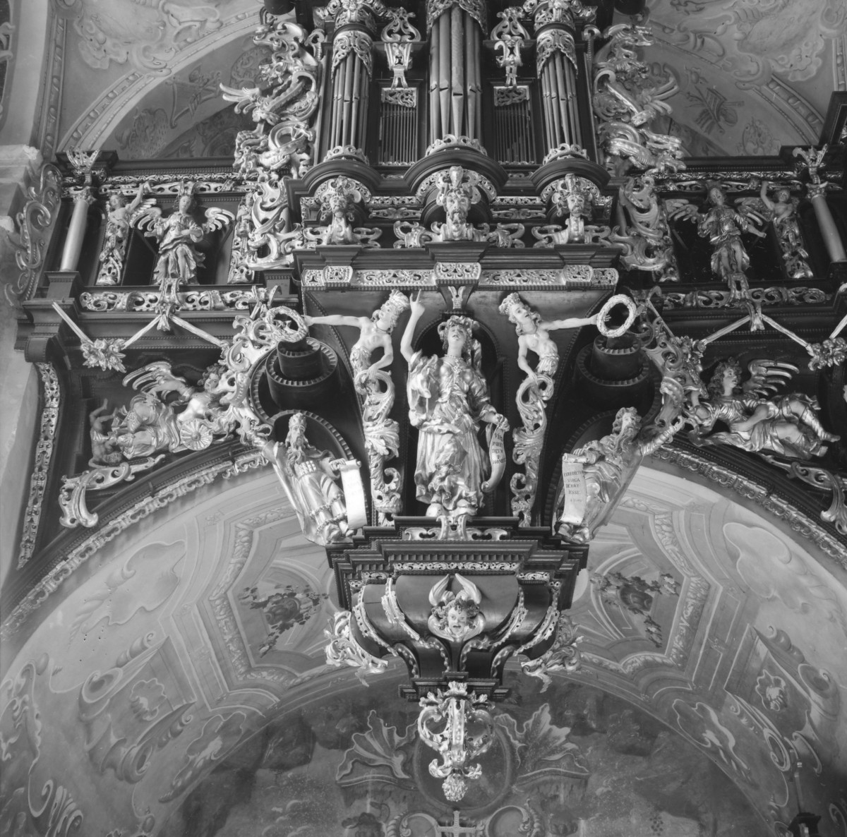 bazylika pw. Zwiastowania Najświętszej Marii Panny - wnętrze: fragment prospektu organowego nawy południowej, 1682, skan 1