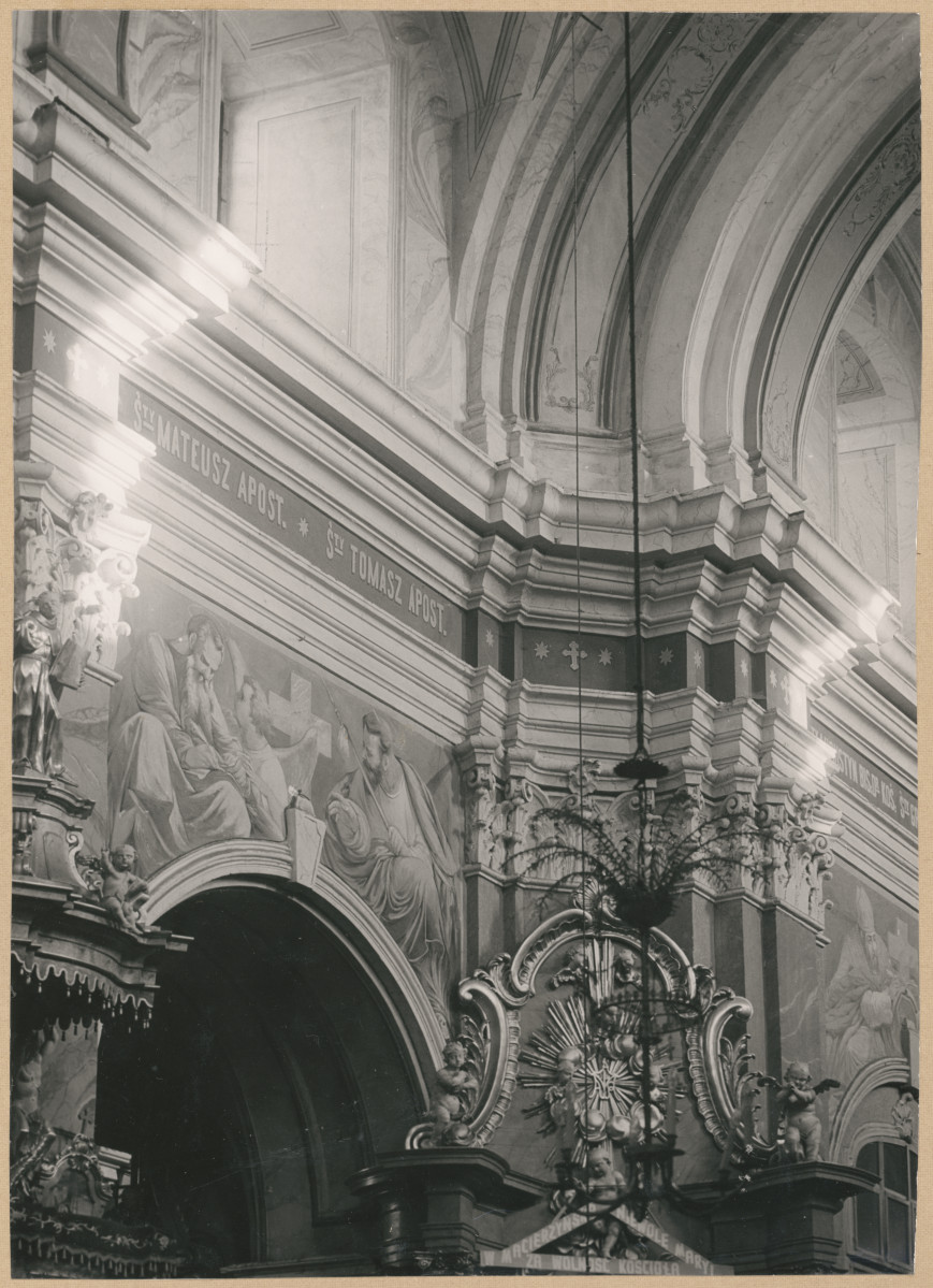 Zespół klasztorny - kościół, wnętrze, fragment ściany nawy głównej 
 , skan 1