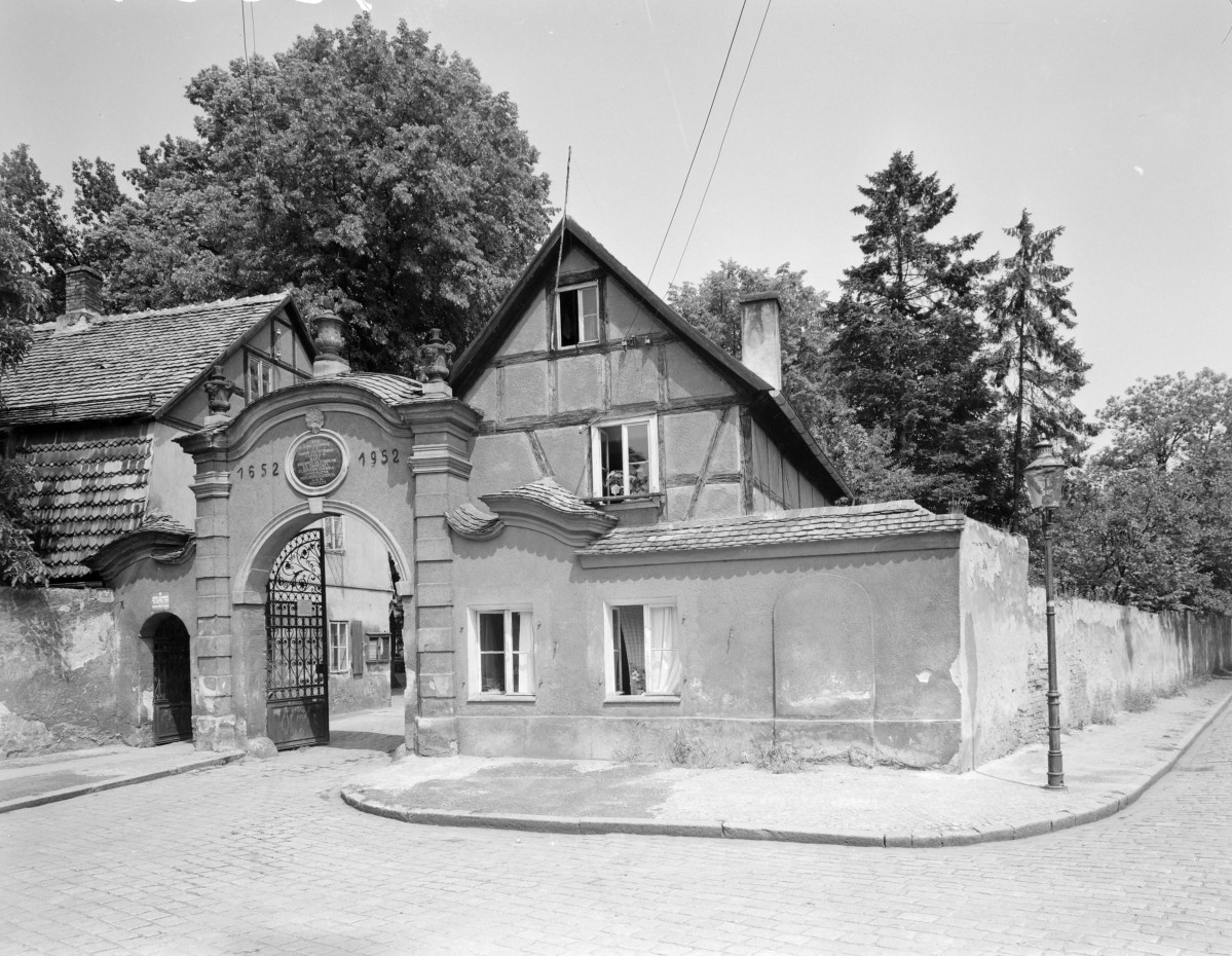 kościół Pokoju im. Trójcy Świętej - brama wjazdowa, skan 1