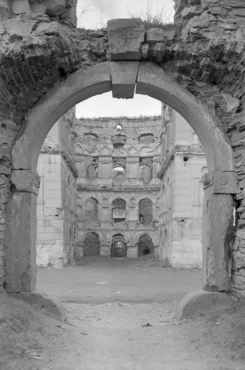 zamek Krzyżtopór - pałac Ossolińskiego - wieża bramna - dziedziniec główny - dziedziniec owalny, skan 1