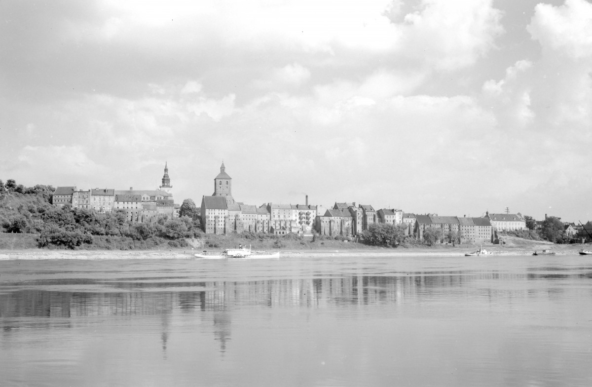 Panorama miasta od strony rzeki Wisły, skan 1