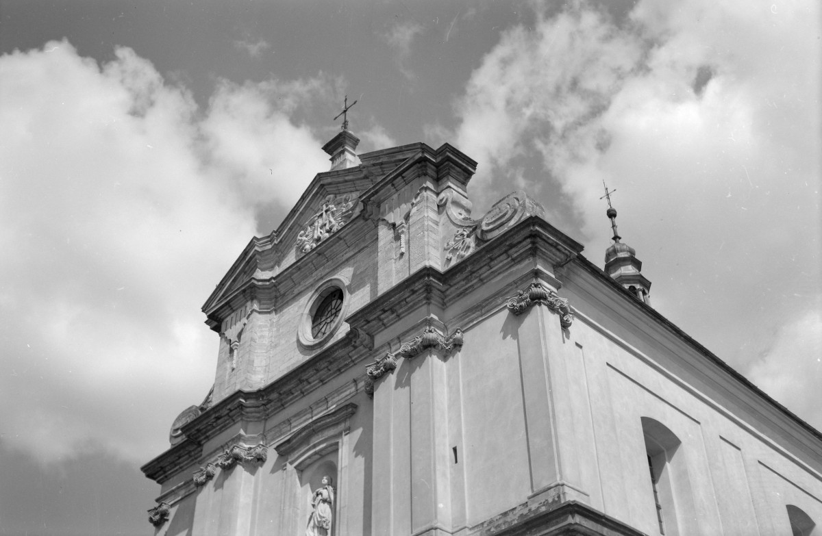 Kościół Niepokalanego Poczęcia NMP - zwieńczenie elewacji, szczyt., skan 1