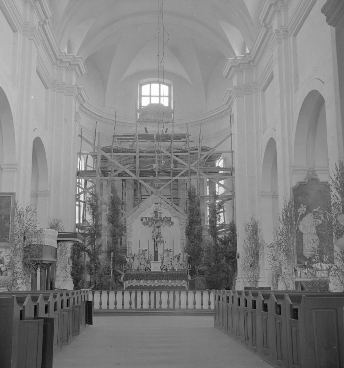 katedra pw. Trójcy Przenajświętszej - widok na ołtarz główny, skan 1