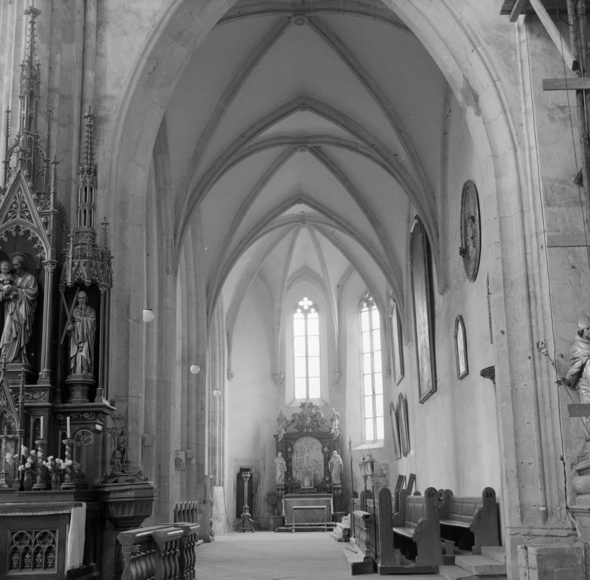 kościół pod wezwaniem św. św. Apostołów Piotra i Pawła - wnętrze: nawa boczna, lewa, skan 1