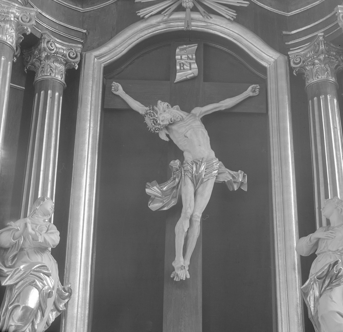 kościół, ob. parafialny pw. św. Bonawentury - wnętrze: krucyfiks z ołtarza, gr. 1760-70, skan 1