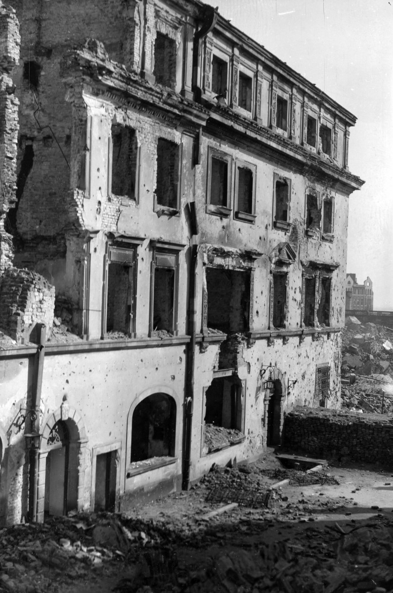 Zniszczona elewacja kamienicy. , skan 1