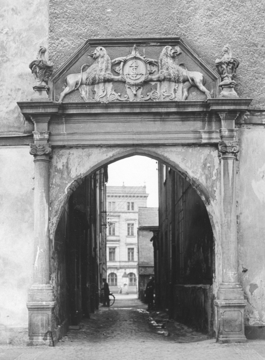rynek miejski - kamienica centralna - elewacja wschodnia - portal, skan 1