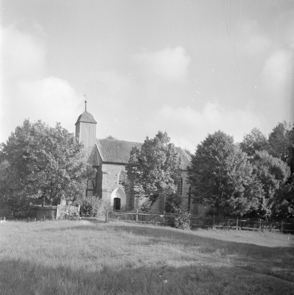 kościół parafialny pw. Świętego Krzyża - widok zewnętrzny (1968 r. spalony i odbudowany), skan 1