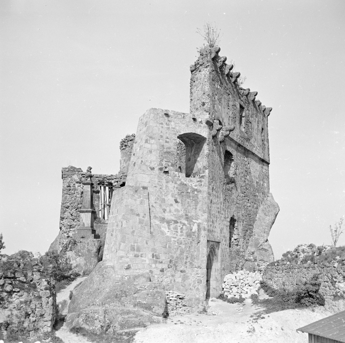 zamek Kamieniec - fragment murów z portalem i skarpą, skan 1