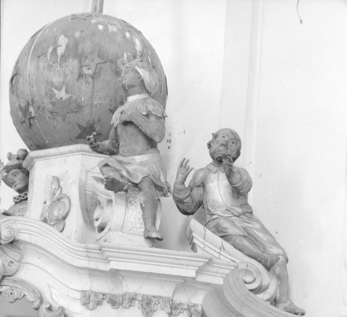 Kościół św. Piotra i św. Pawła - wnętrze: ambona, zwieńczenie baldachimu, detale, skan 1