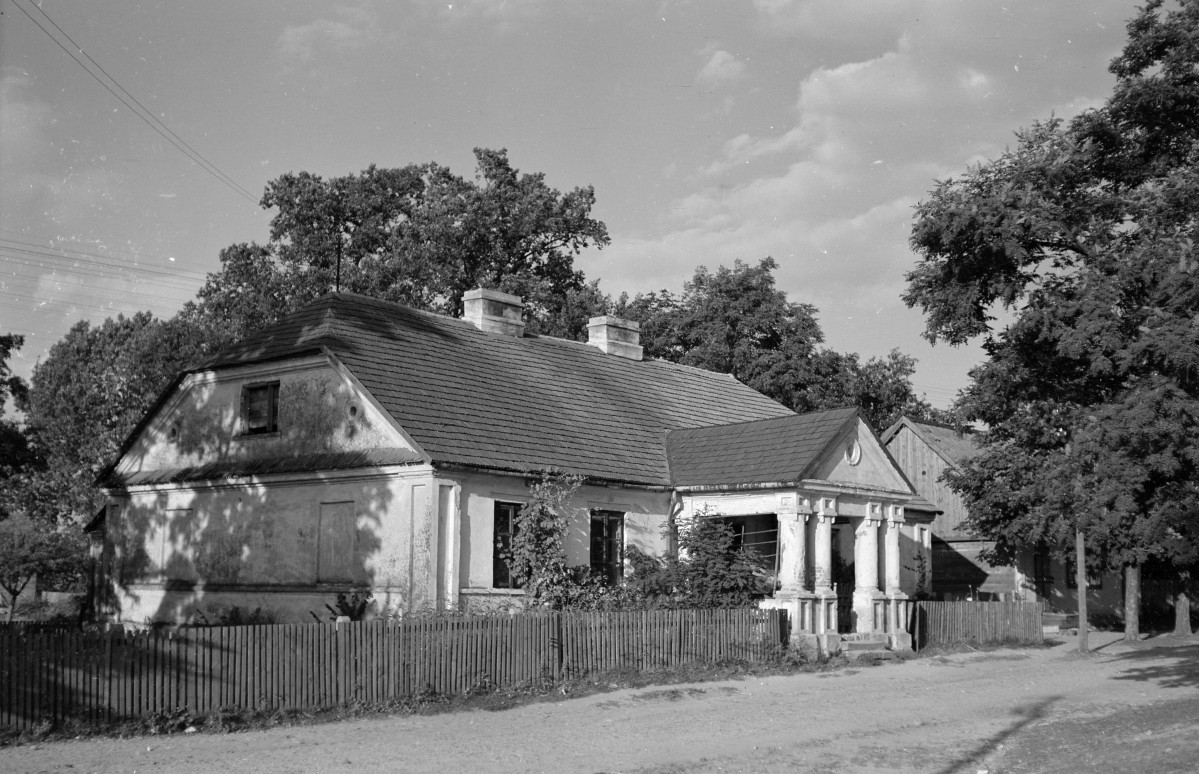 dworek, dawna organistówka - widok ogólny, skan 1