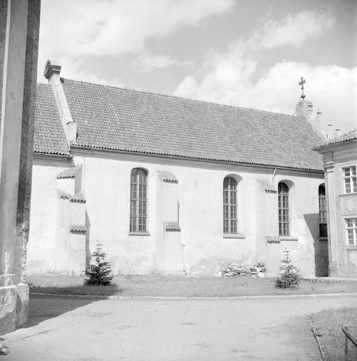 Kościół i klasztor reformatów -  kościół pw. Świętego Krzyża, elewacja boczna, skan 1
