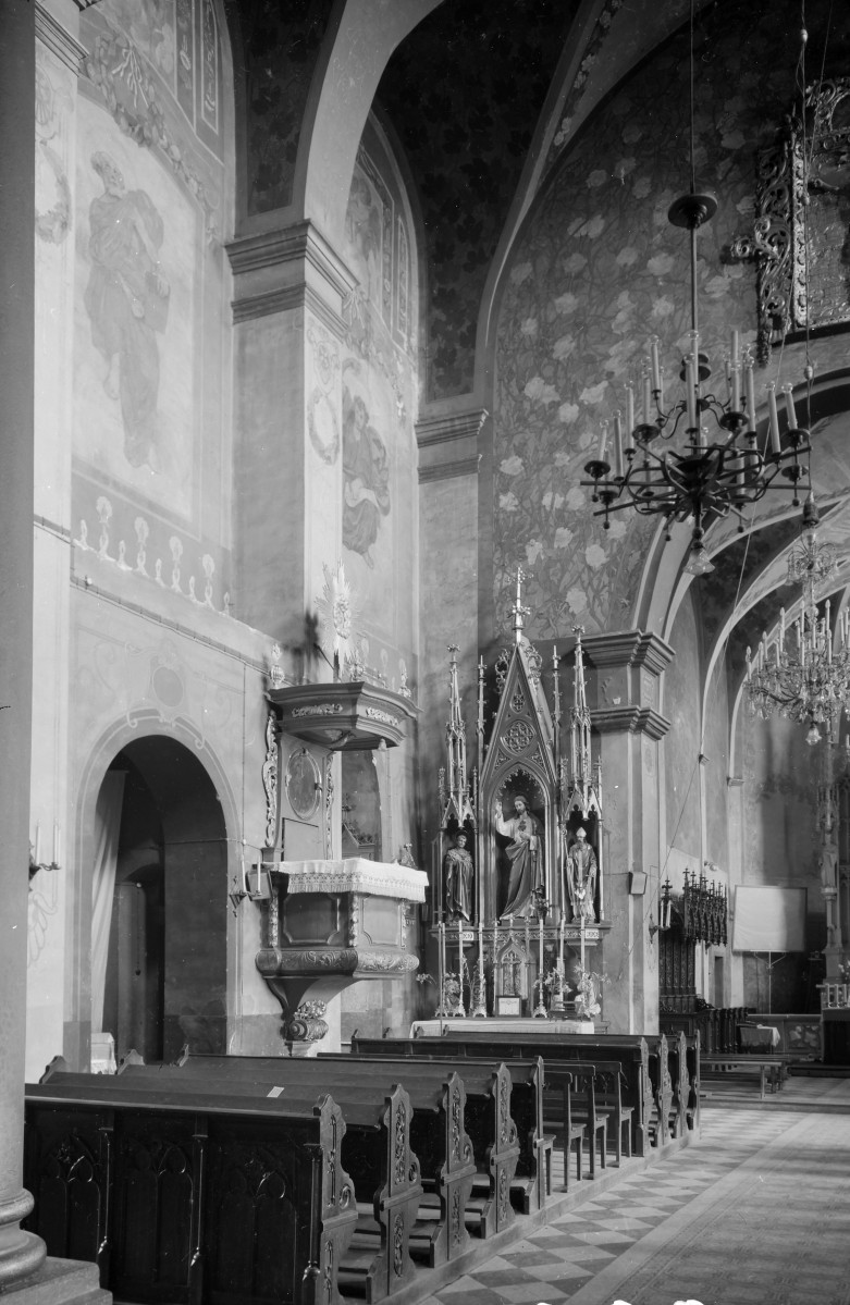kościół parafialny pw. św. Jana Chrzciciela - wnętrze: widok nawy głównej w kierunku ołtarza głównego, fragment z amboną, skan 1