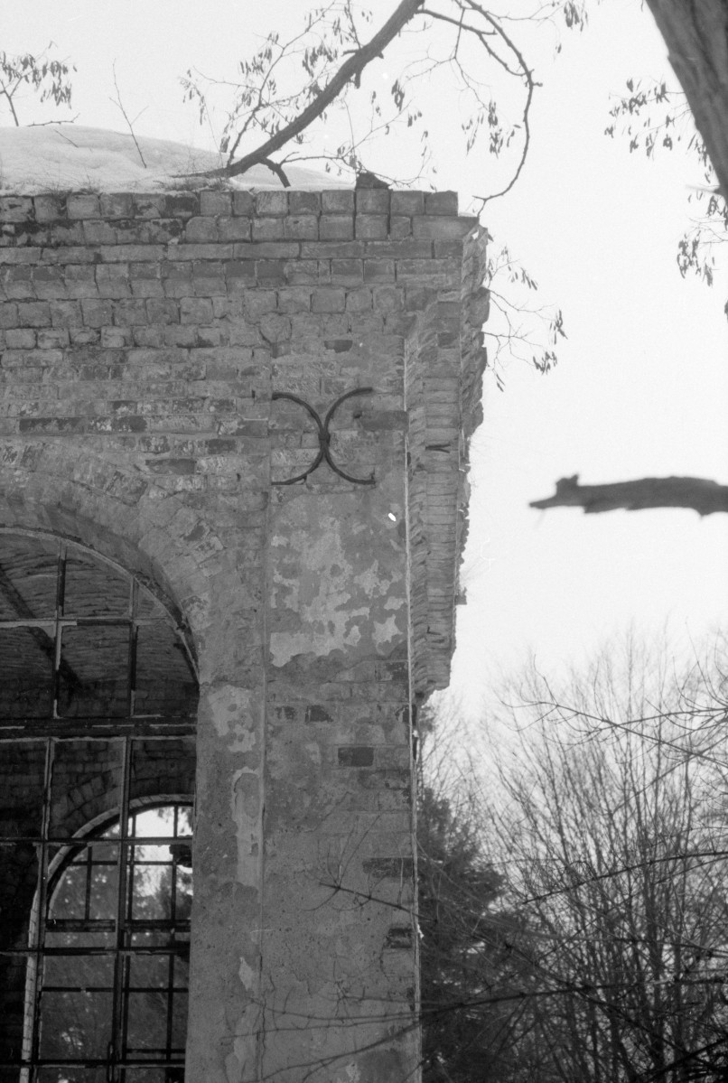 dwór Rudzińskich - elewacja frontowa - oranżeria - fragment - narożnik, skan 1