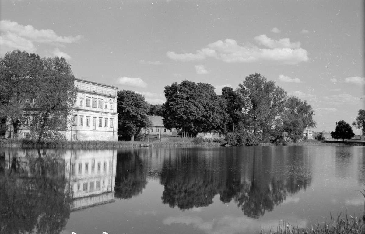 Zespół zamkowo - pałacowy: elewacja pałacu w typie "palazzo in fortezza". Staw , grobla., skan 1