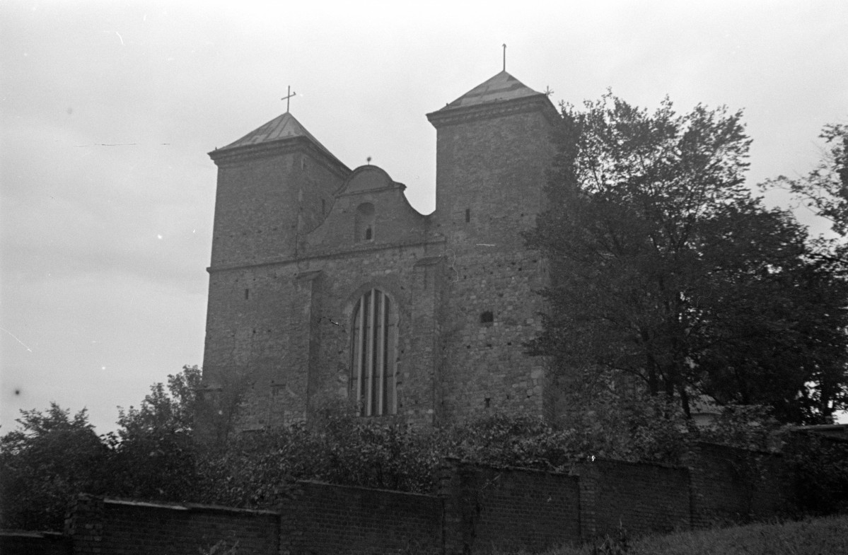 Bazylika Wniebowzięcia Najświętszej Maryi Panny i św. Michała Archanioła w Trzemesznie - widok od strony prezbiterium, skan 1