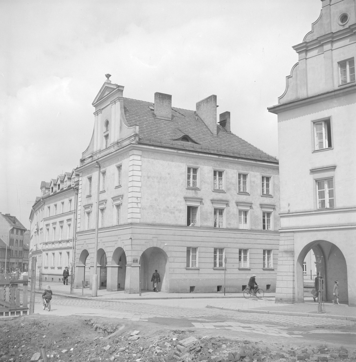 Kamienica - elewacja frontowa z podcieniami, skan 1