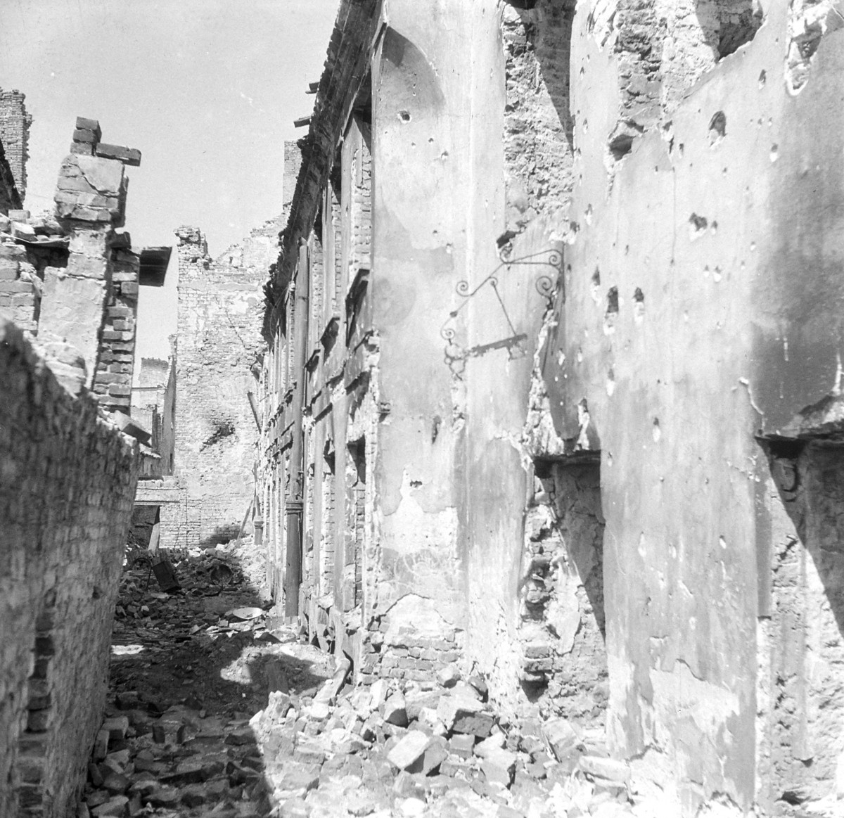 Zniszczone kamienice. Gruzowisko., skan 1