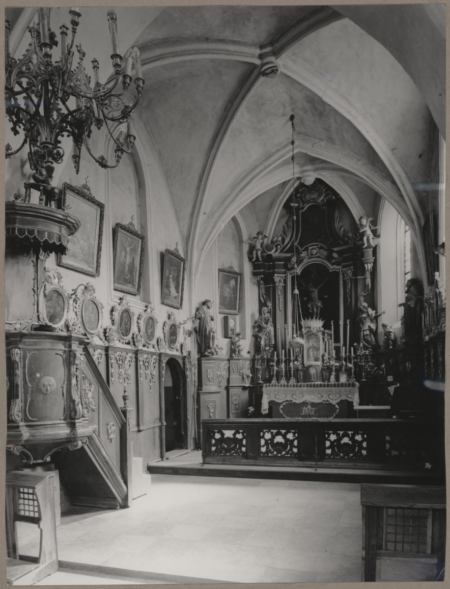 Kościół parafialny - wnętrze, widok z nawy w kierunku prezbiterium , skan 1