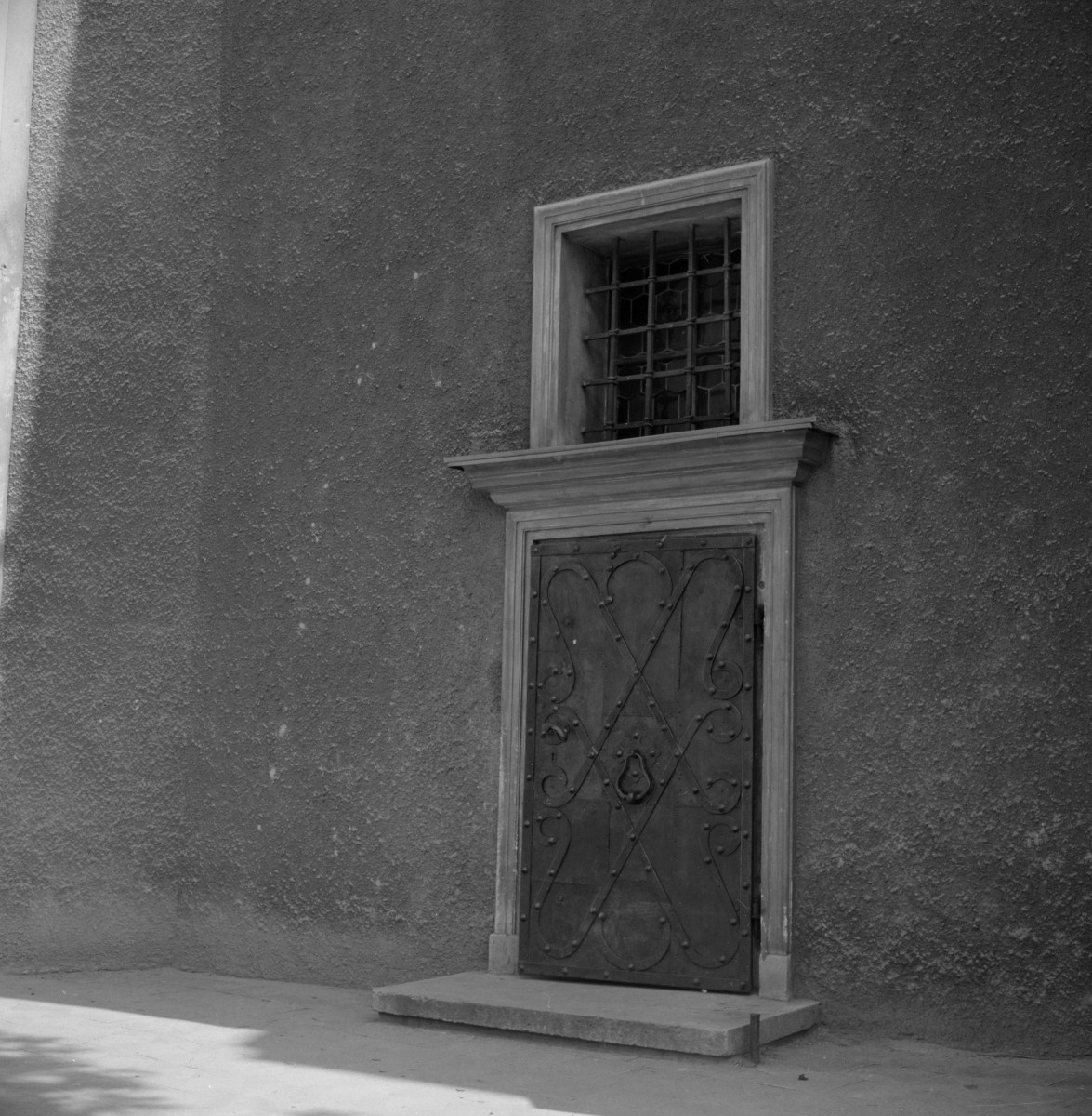 bazylika kolegiacka Wniebowzięcia - portal w ścianie prezbiterium, skan 1