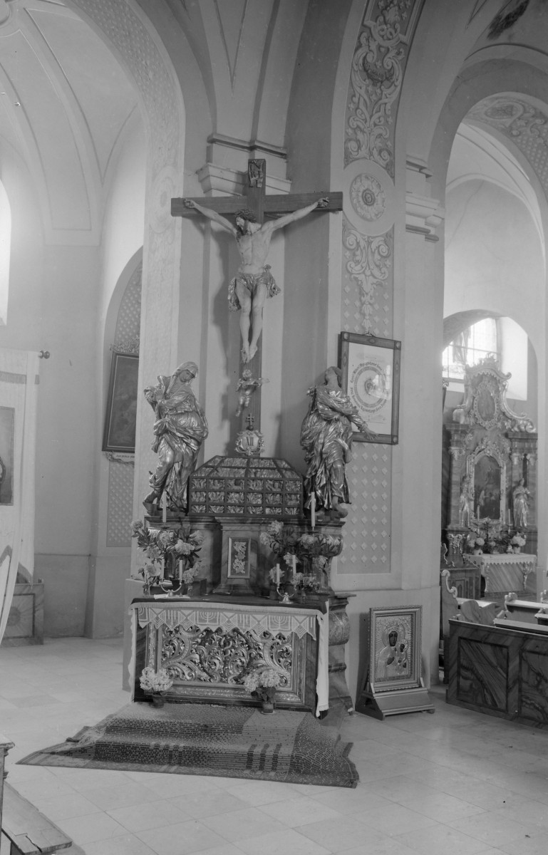 kościół pw. Jana Chrzciciela - Sanktuarium Matki Bożej Grodowieckiej – Jutrzenki Nadziei - wnętrze - ołtarz boczny z grupą ukrzyżowania, skan 1