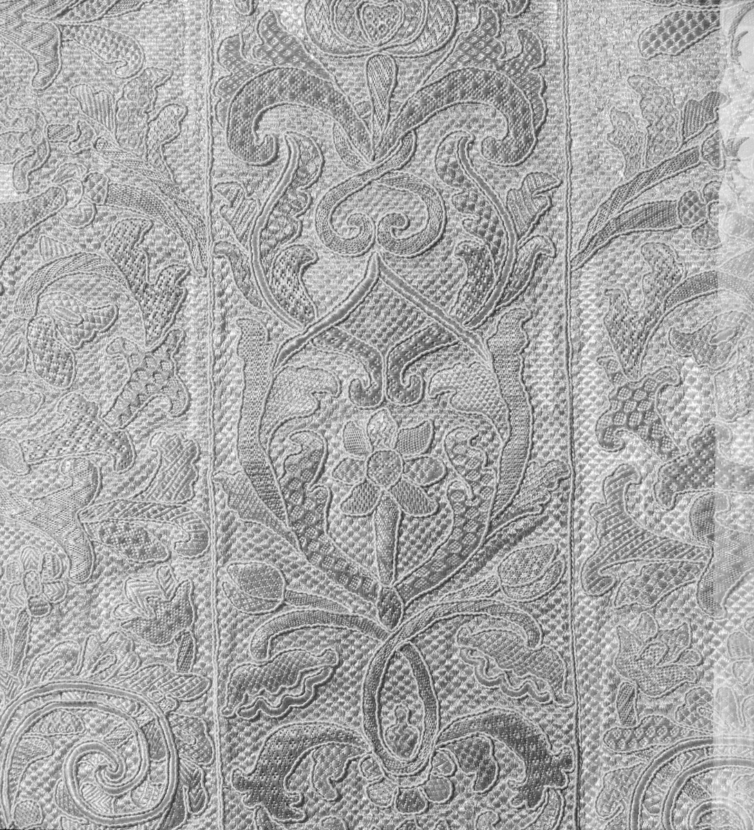 Skarbiec Katedralny - Ornat. haftowany Bp. F.K. Szaniawskiego. Polska 1720-32. Fragment haftu., skan 1