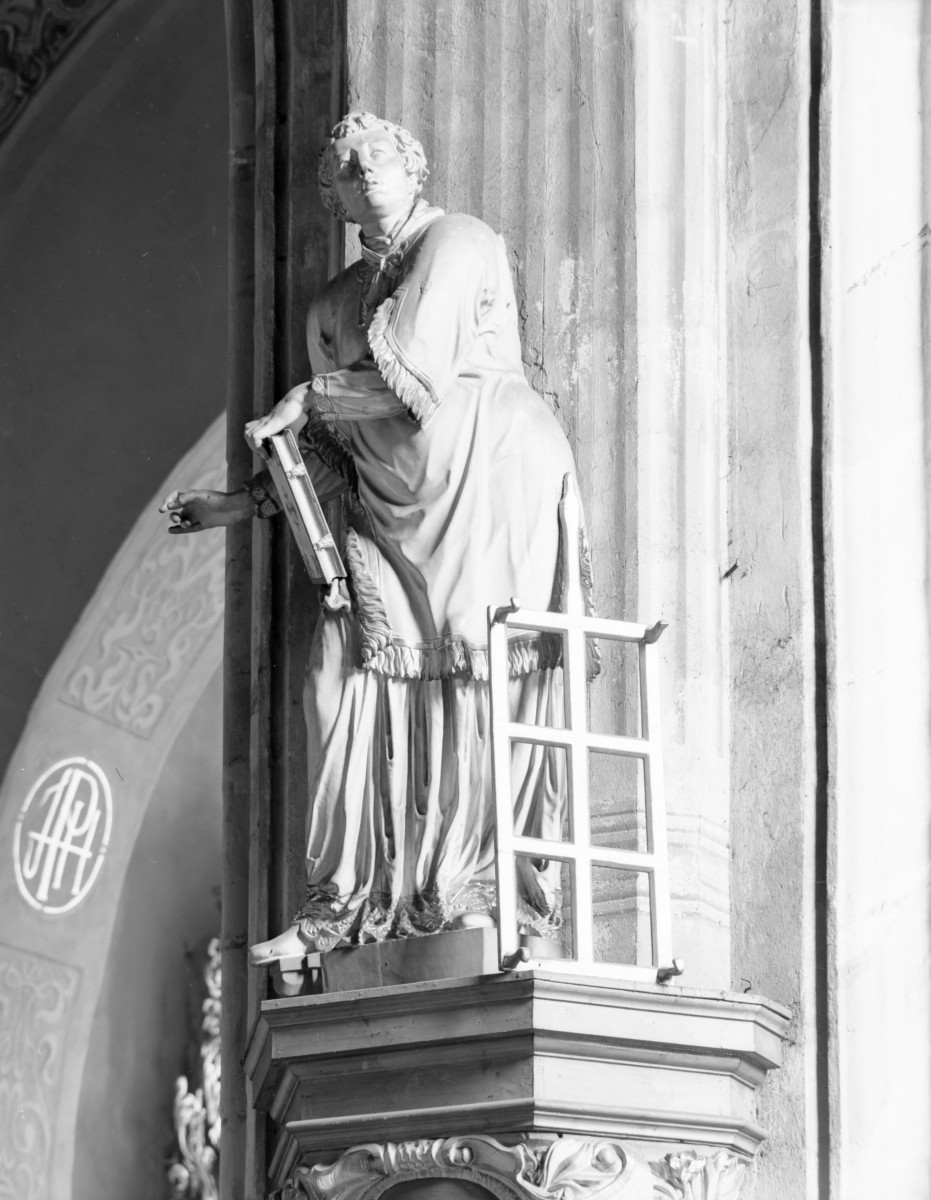 katedra św. Stanisława i św. Wacława - wnętrze, figura św. Wawrzyńca - nawa główna, skan 1