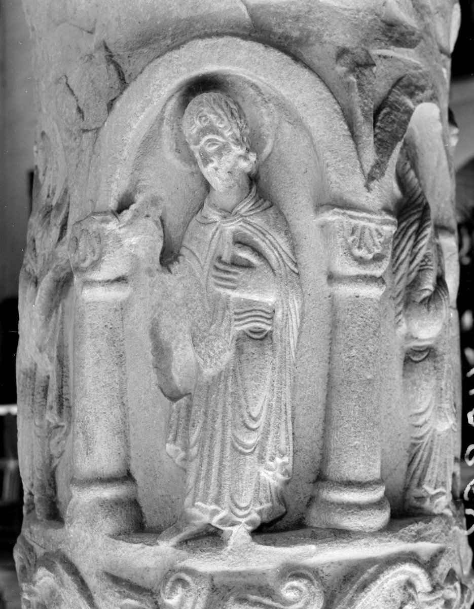 Kościół pw. Świętej Trójcy - nawa główna. Kolumna romańska. Kolumna cnót. Płaskorzeźba symbolizująca Pokój Chrystusowy., skan 1