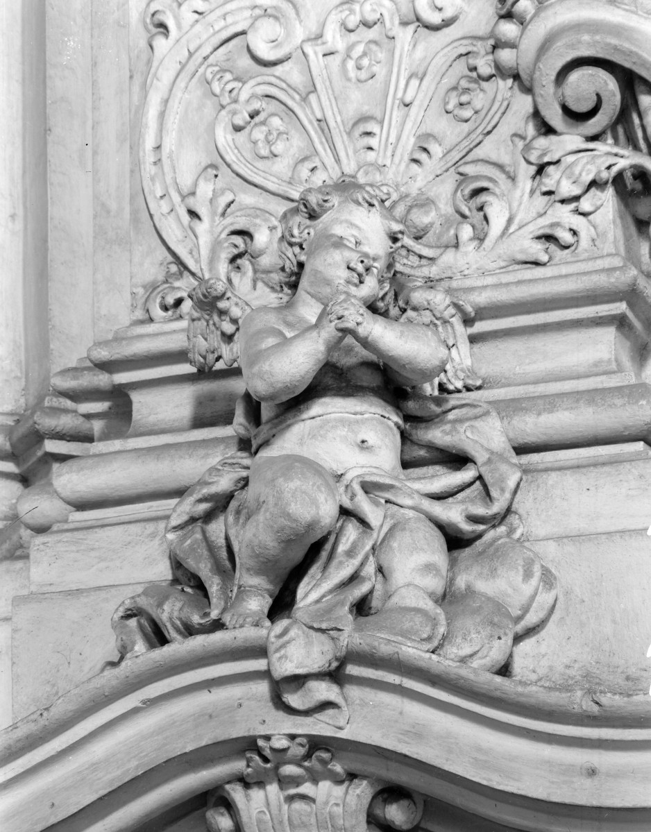 klasztor Benedyktynek - kościół pw. Wniebowzięcia Najświętszej Maryi Panny - wnętrze - nawa główna - dekoracja głowicy filaru - fragment, skan 1