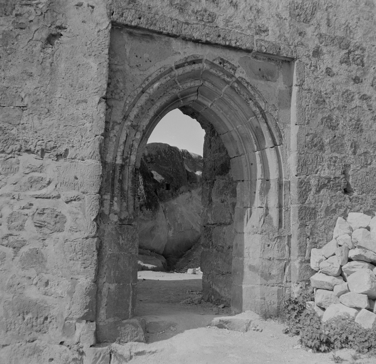zamek Kamieniec - fragment murów i portal gotycki, skan 1