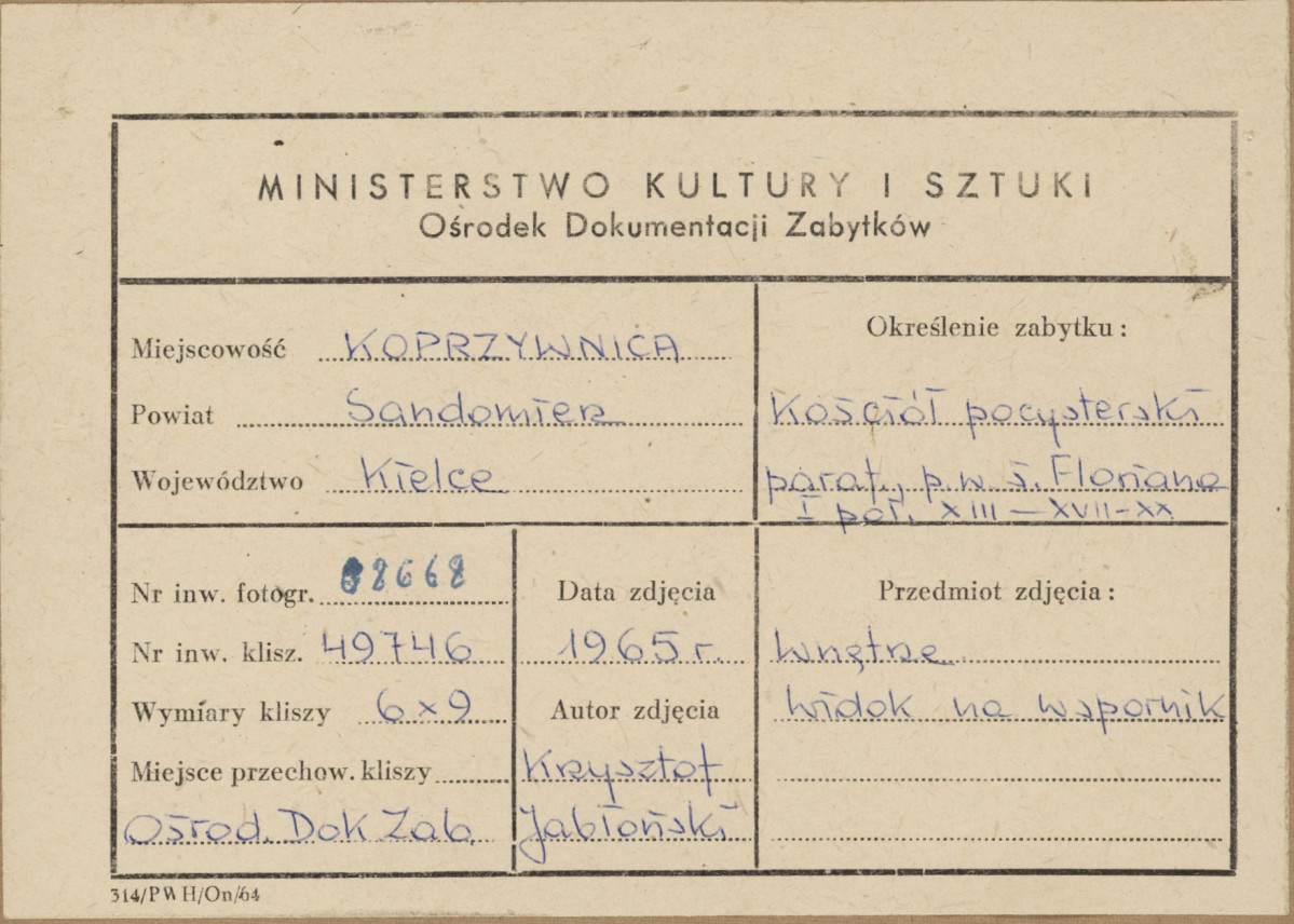 Zespół klasztorny - kościół, wnętrze , widok na wspornik i podstawę łuku - metryczka, skan 1