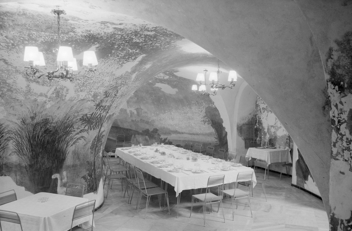 Zespół pałacowo parkowy -  Pałac: podziemia, sala okrągła. Kolumna na środku sali. Stoły. , skan 1