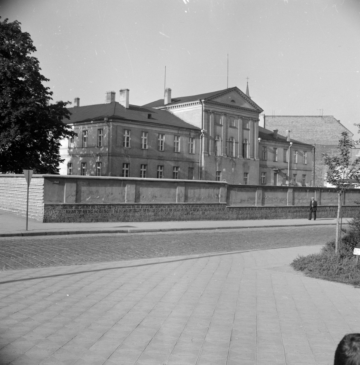 I Liceum Ogólnokształcące im. Adama Asnyka - elewacja wsch. ogrodzenie, skan 1